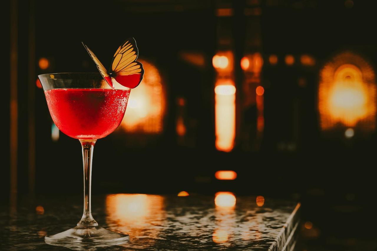The Mayfair Townhouse - An Iconic Luxury Hotel London Exterior photo Butterfly on a glass