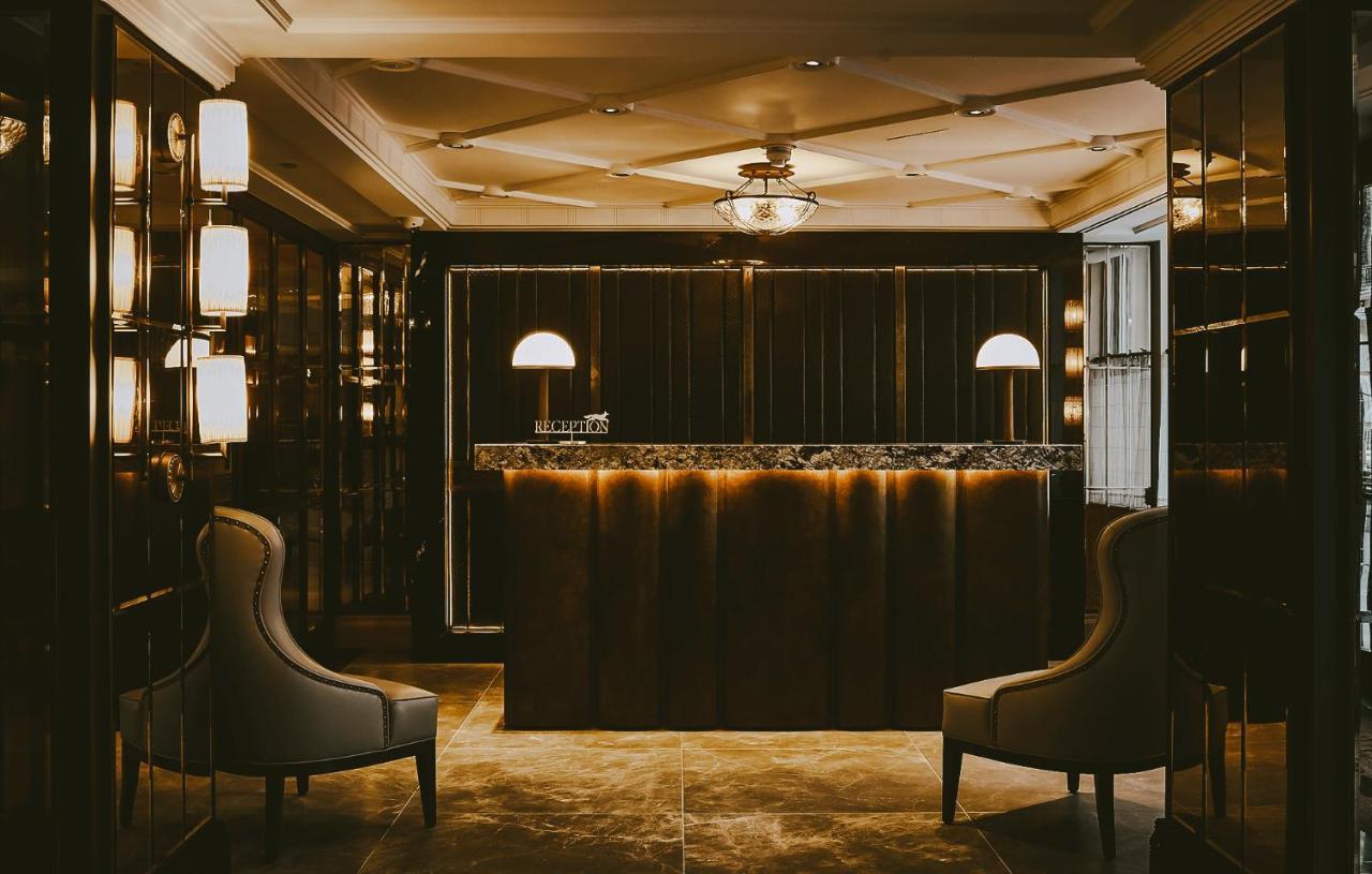 The Mayfair Townhouse - An Iconic Luxury Hotel London Exterior photo The bar at the Connaught