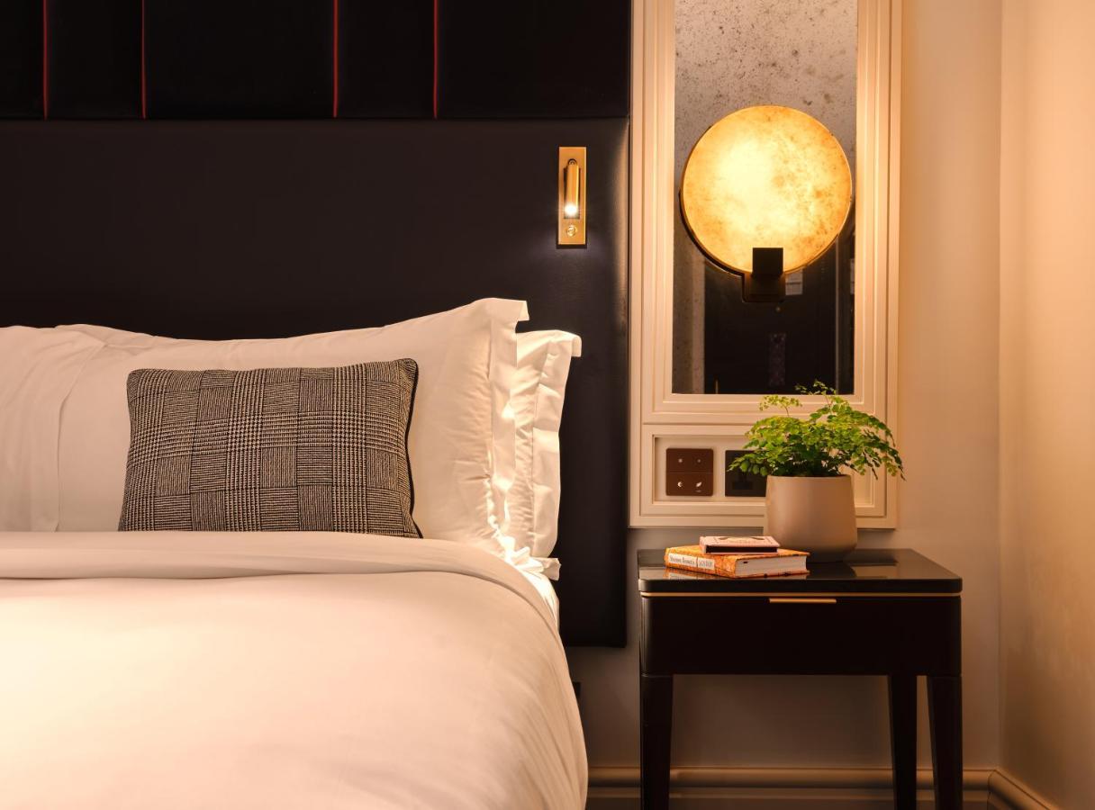 The Mayfair Townhouse - An Iconic Luxury Hotel London Exterior photo A bedroom at The Hari