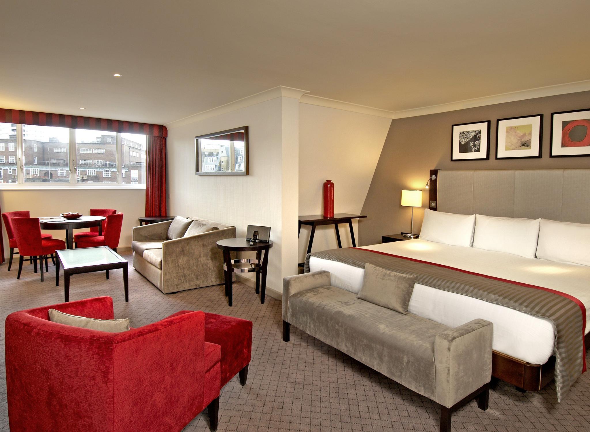 The Mayfair Townhouse - An Iconic Luxury Hotel London Exterior photo A suite at the hotel