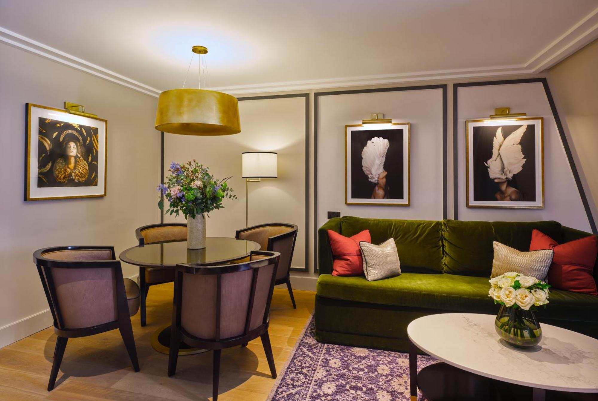 The Mayfair Townhouse - An Iconic Luxury Hotel London Exterior photo A suite at the hotel