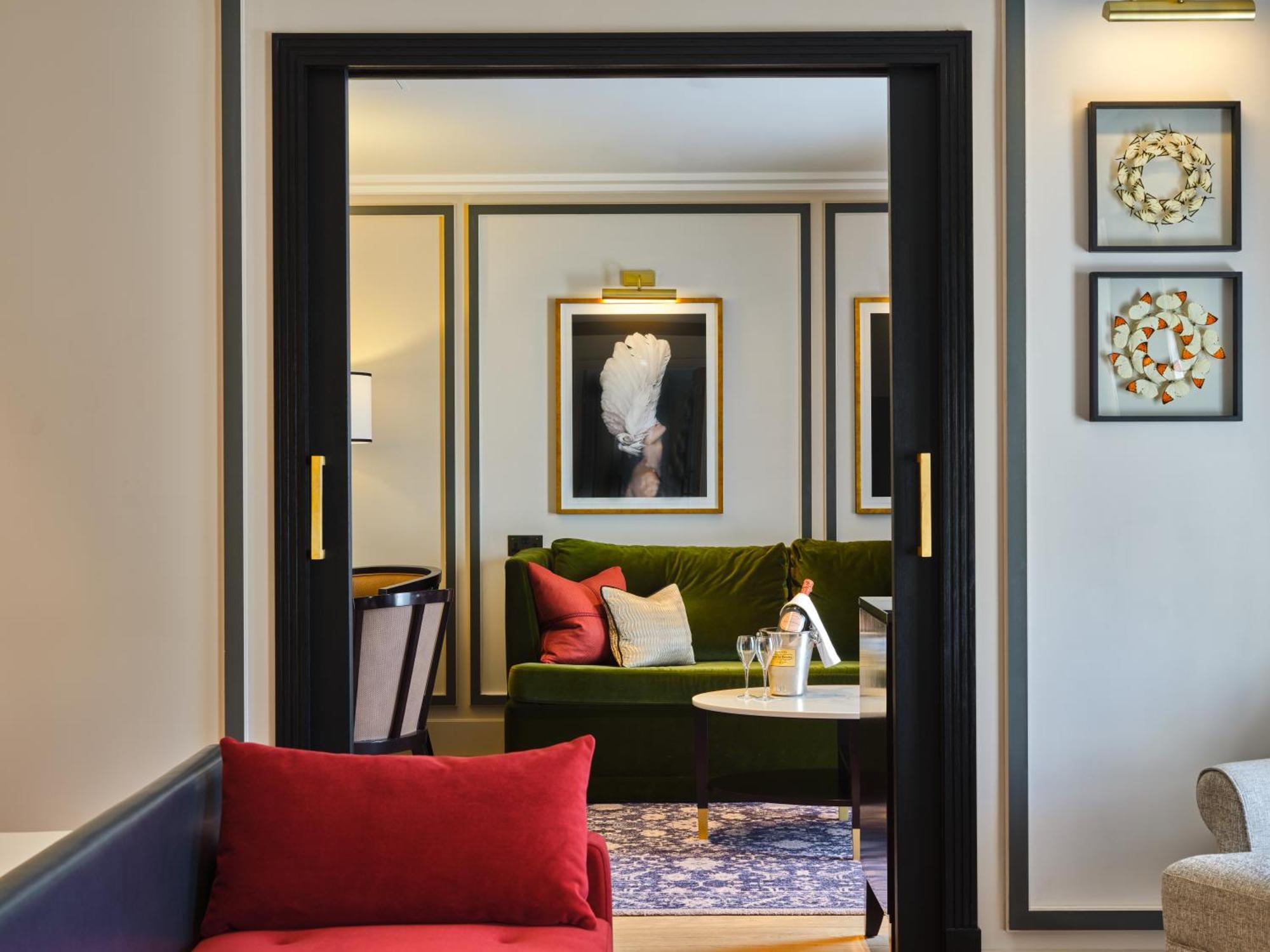 The Mayfair Townhouse - An Iconic Luxury Hotel London Exterior photo A suite at the hotel