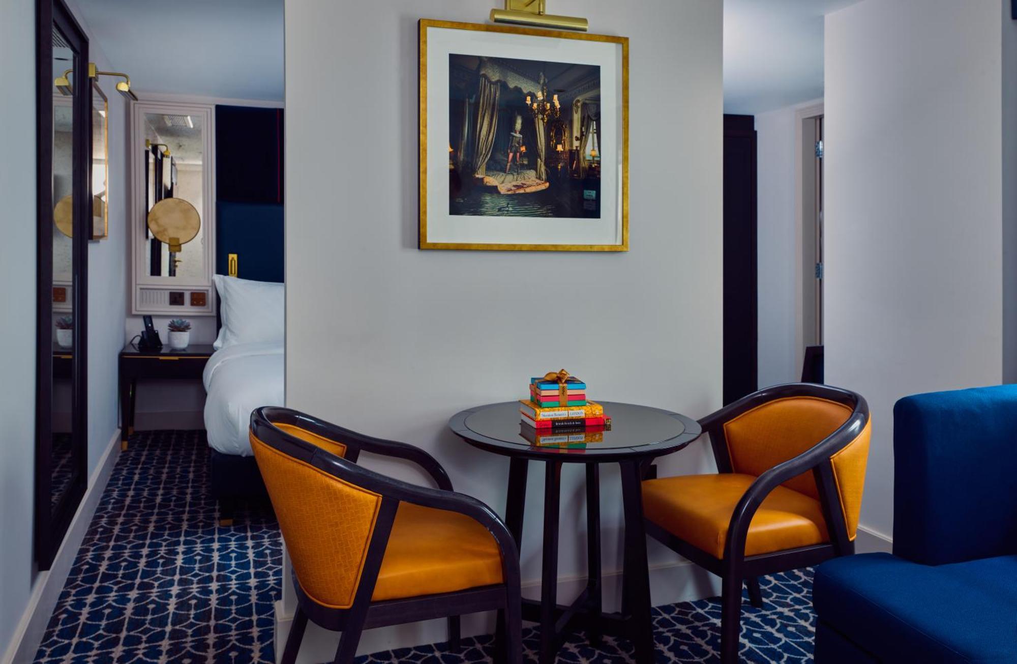 The Mayfair Townhouse - An Iconic Luxury Hotel London Exterior photo A suite at the hotel