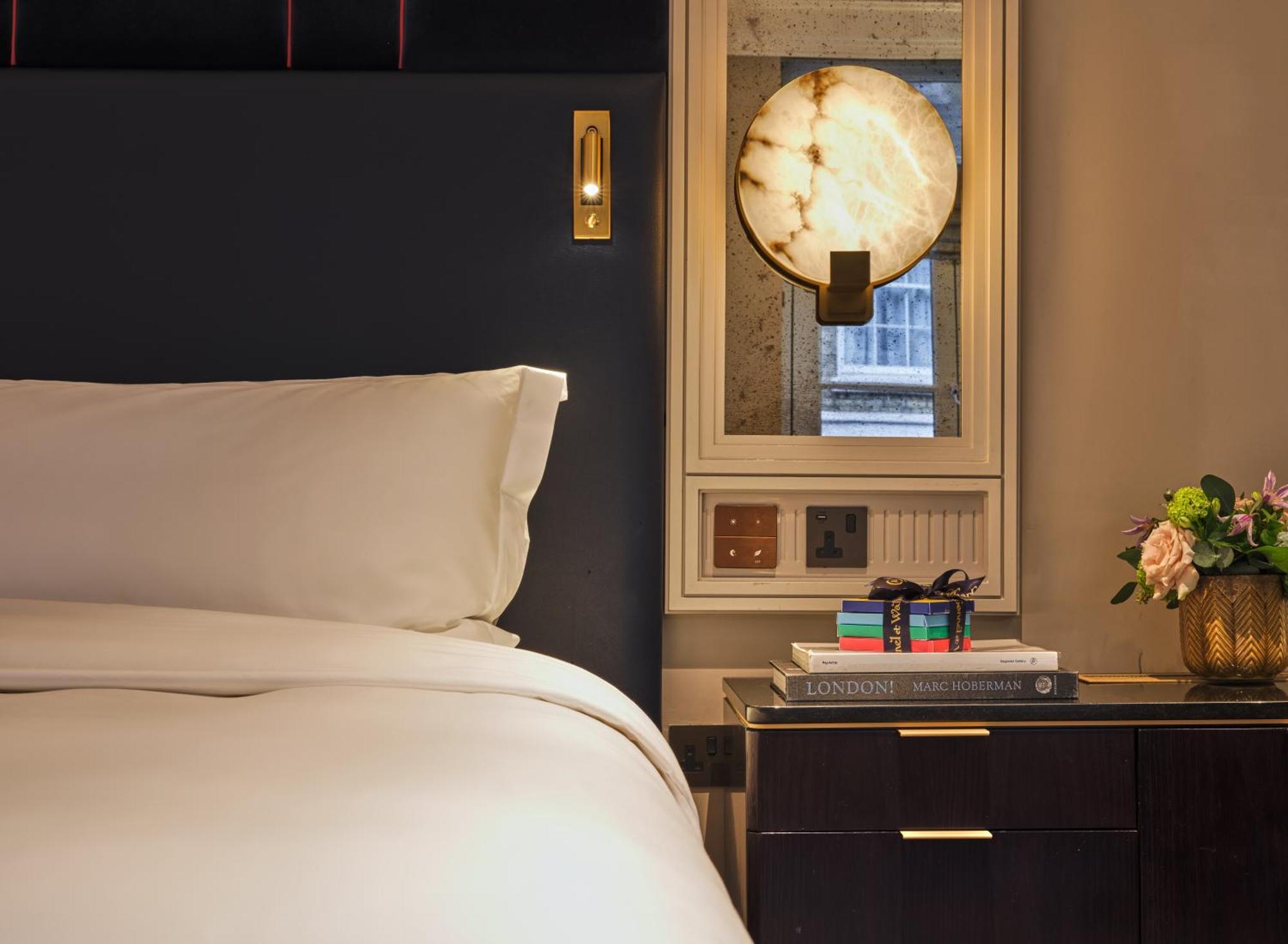 The Mayfair Townhouse - An Iconic Luxury Hotel London Exterior photo A bedroom at The Carlyle
